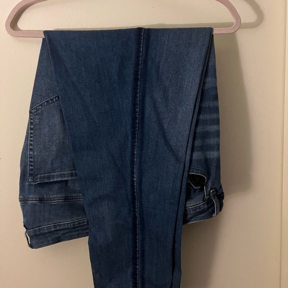 Mid rise distressed super stretch ankle jeans w/fringed ankle